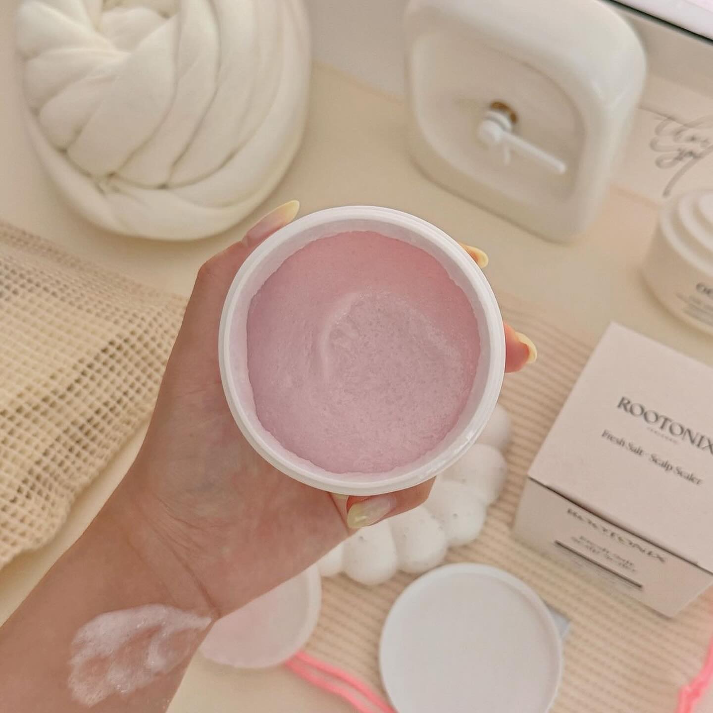 Tẩy Tế Bào Chết Da Đầu Muối Hồng Himalaya Rootonix Scalp Scaling & Cooling Scrub 200ml